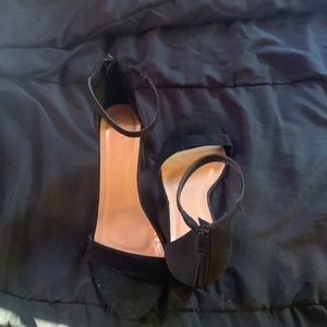 I am selling Top Moda heels. Color black. Size 8. And for slim feet